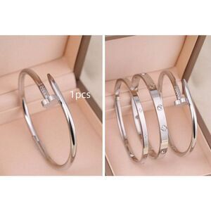 Clover Nail Bracelet